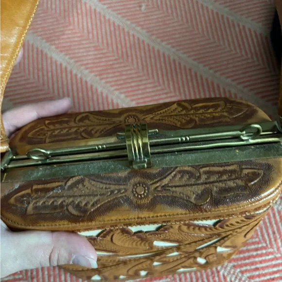 Leather like two-toned handbag - Picture 4 of 12